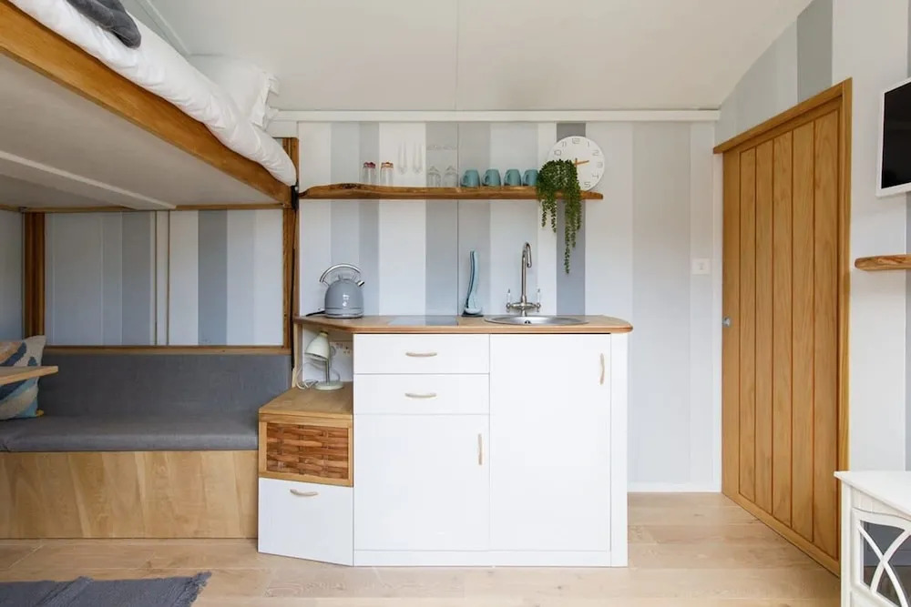 Gorgeous Shepherds Hut - Walk to Beach Pub