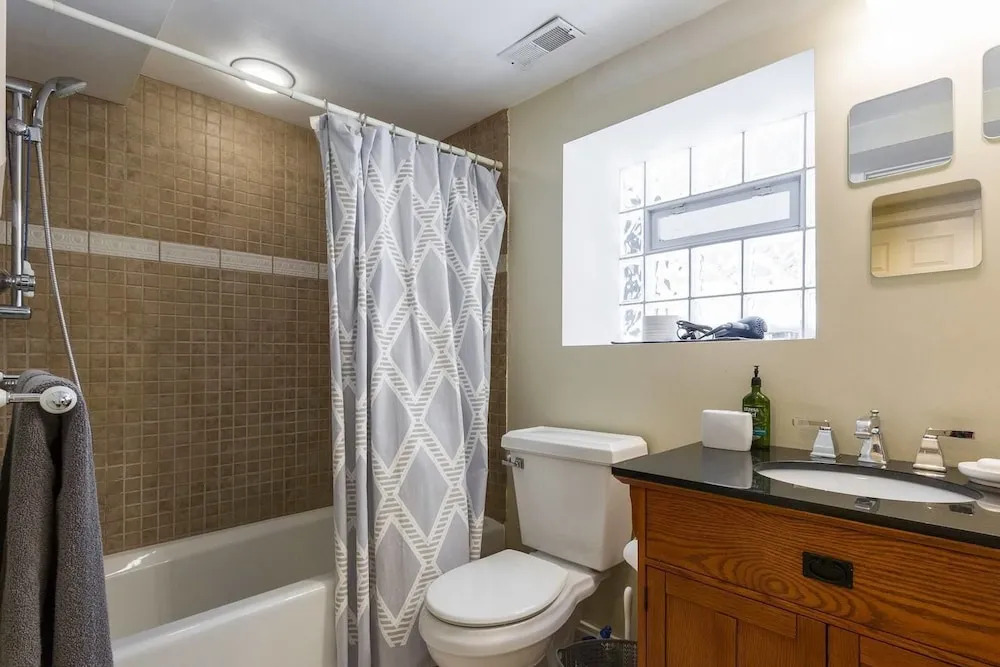 Spacious Split-level Apartment - Great for Groups