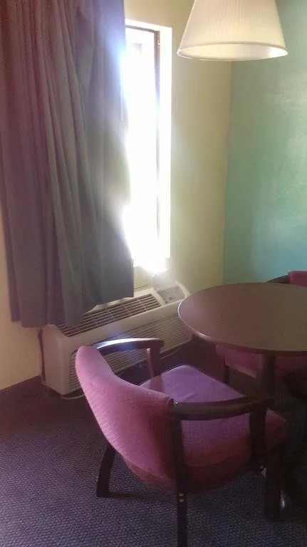 Deluxe Inn