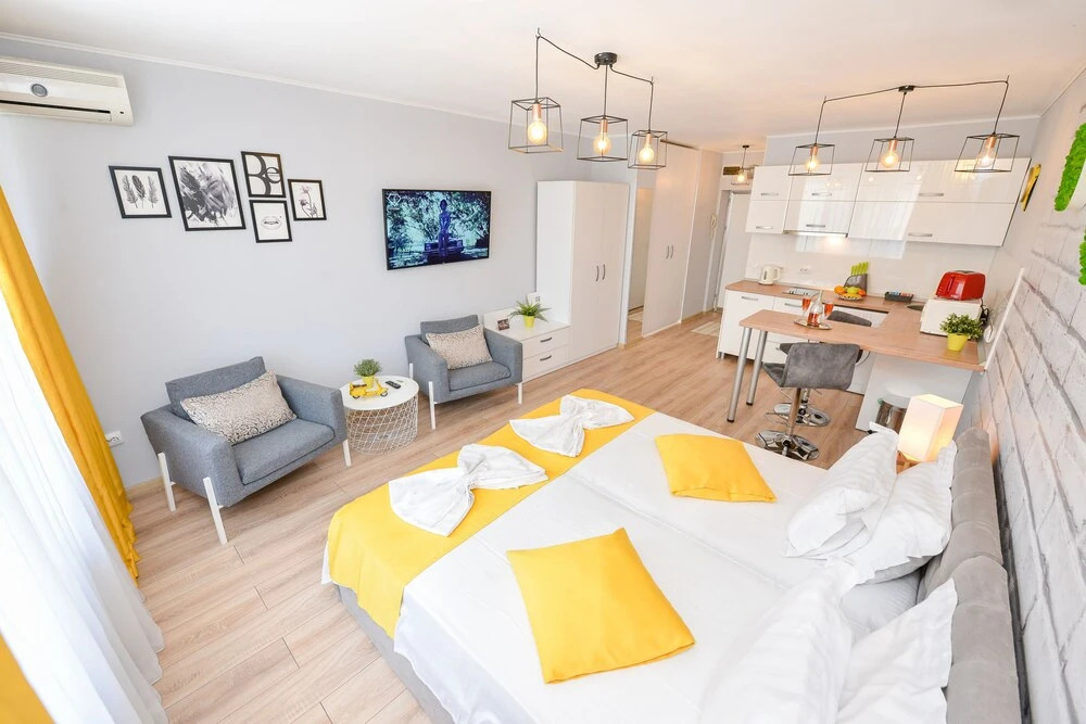 Candy Studio - Cismigiu Gardens - Quiet Room - Open Kitchen -smart Tv