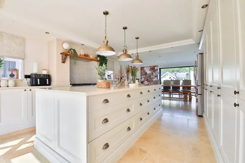 Modern 5-bed Retreat With Parking
