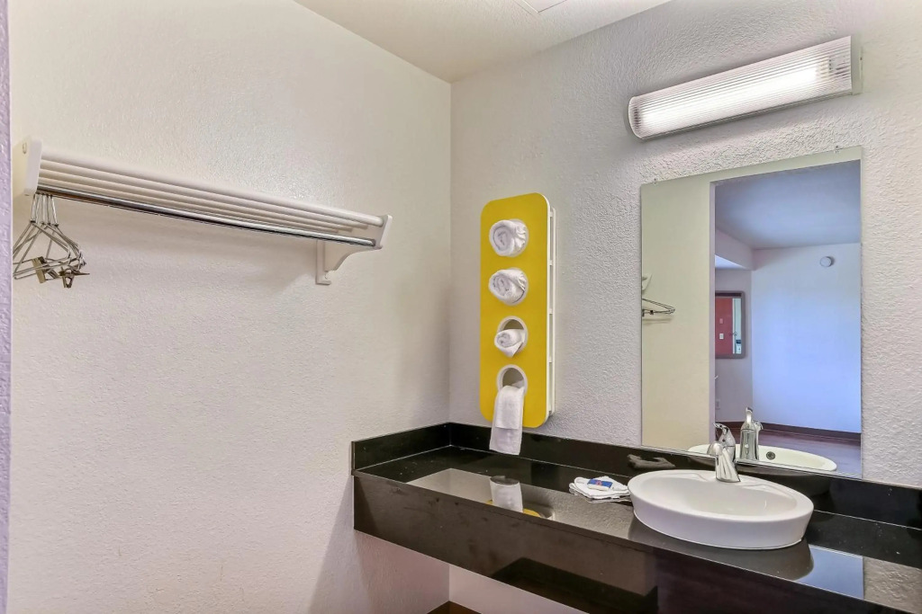 Motel 6-Pinole, CA