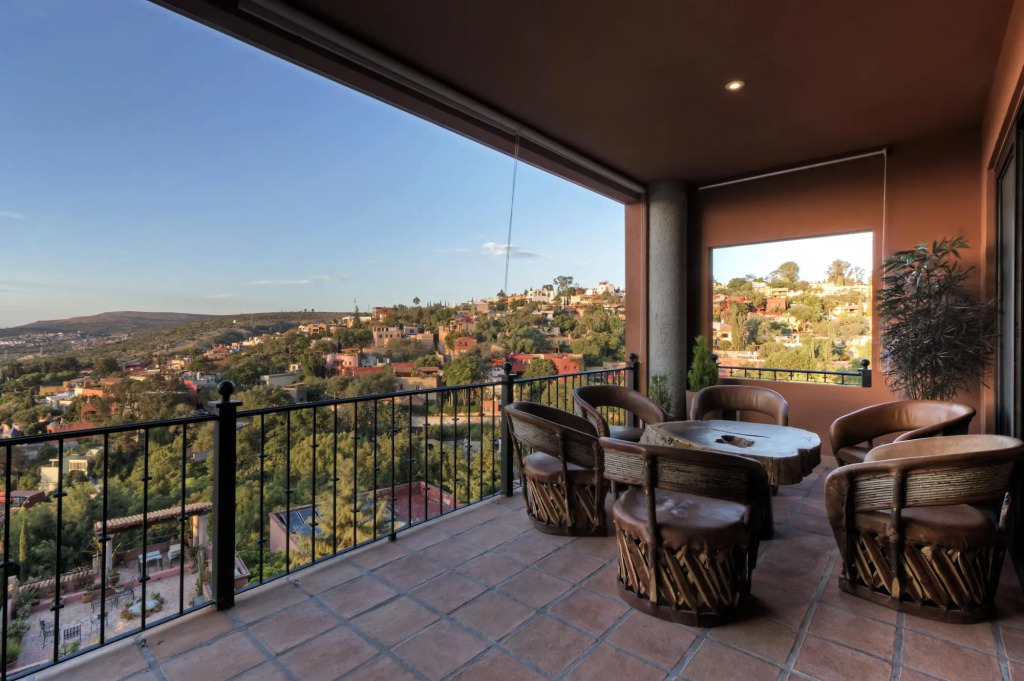 Villa Clara Luna 3 bedroom 3.5 bath Near Centro