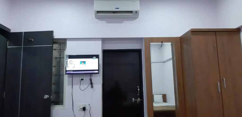 Rajhuns Deluxe Lodging