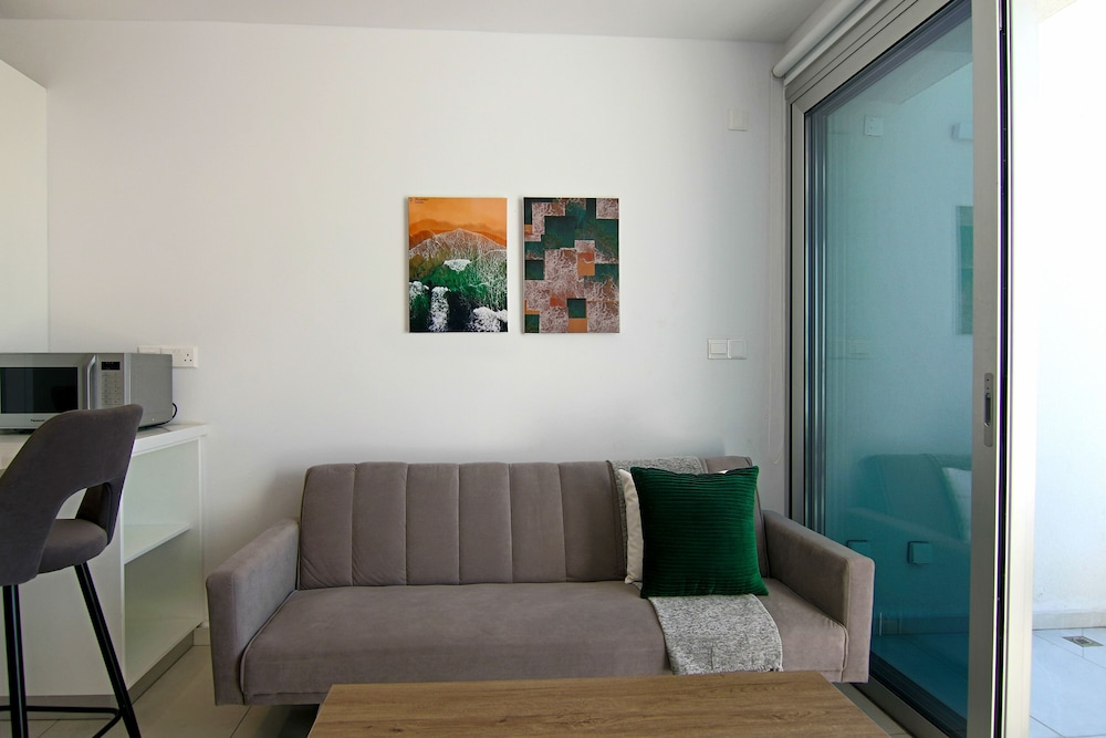 Phaedrus Living: Seaside Executive Flat Harbour 203