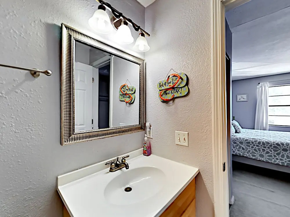 Charming W/ Pool - Walk To Beach & Pier 2 Bedroom Condo