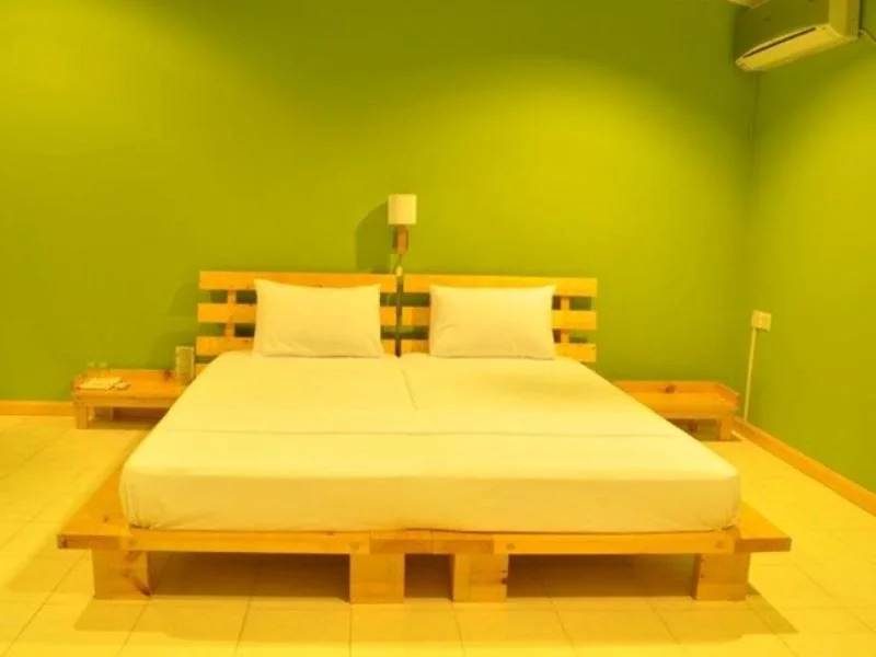 Yellow Rehendhi Inn