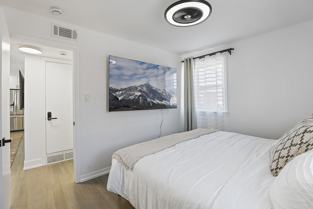Modern Home Near Rosemont/allstate Arena O'hare 3 Bedroom Home