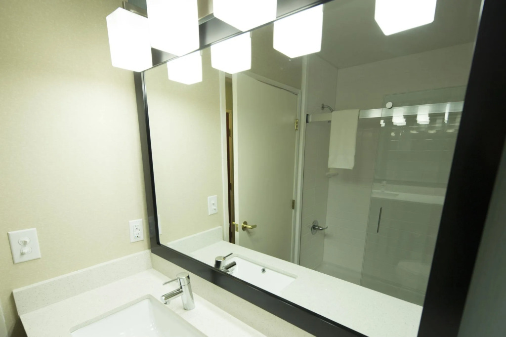 Holiday Inn Express & Suites - North Carmel / Westfield by IHG