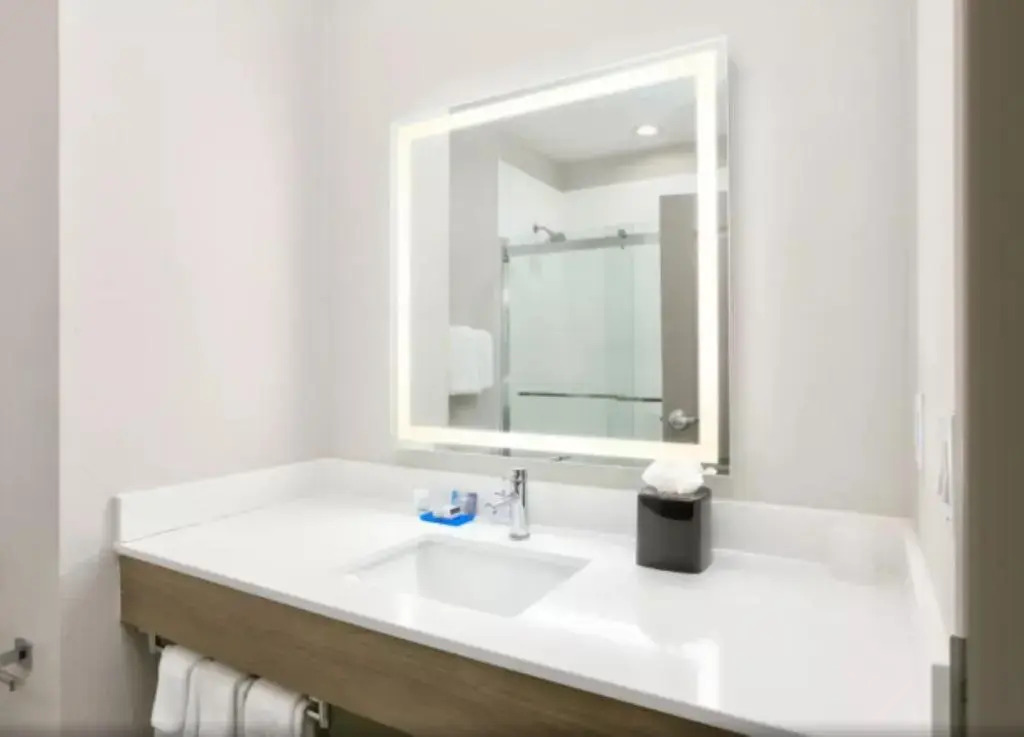Holiday Inn Express & Suites North Dallas at Preston by IHG