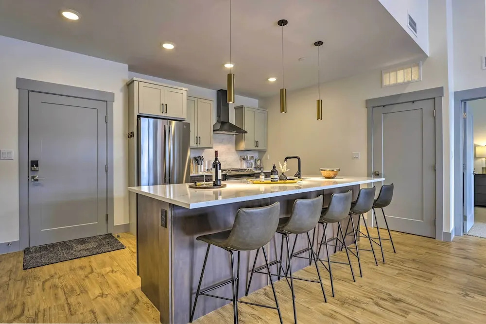 Condo w/ Mountain Views in Heart of Downtown!