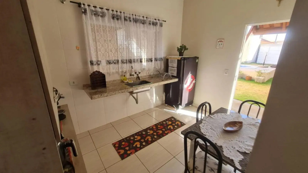 Casa c/ quartos separados + churrasqueira ampla.