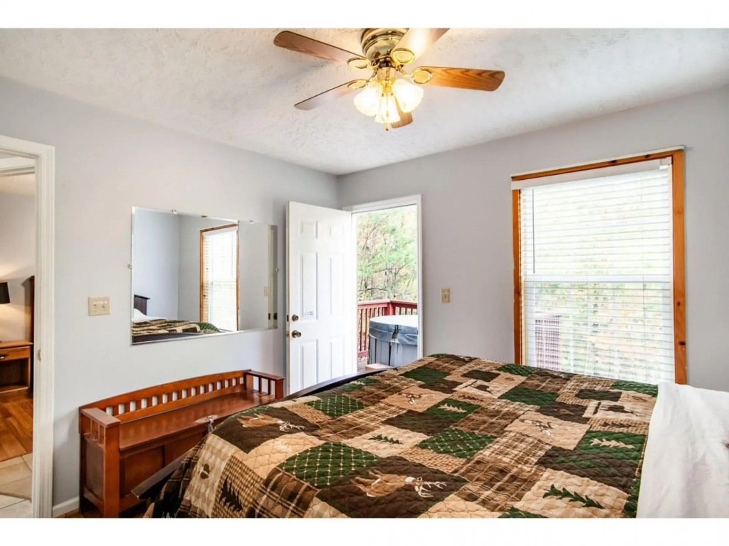 Papa Bear - Private with Hot Tub, Pool Table, and View