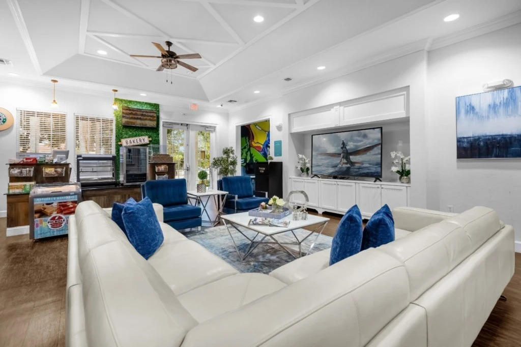 3 Bd 2 Ba Lucaya Village 2-107