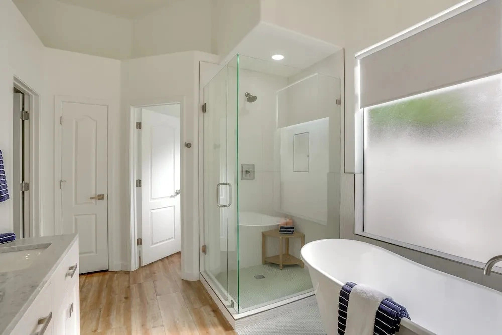 Pool + Lakefront: Upscale Glendale Getaway