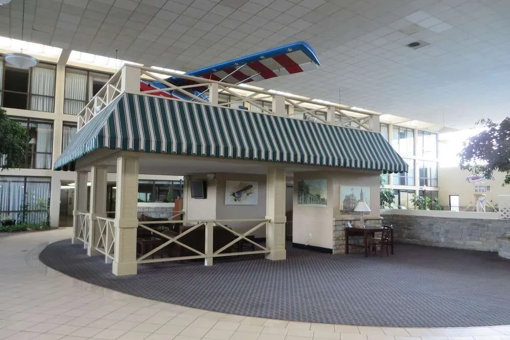 Holiday Inn Hotel And Suites