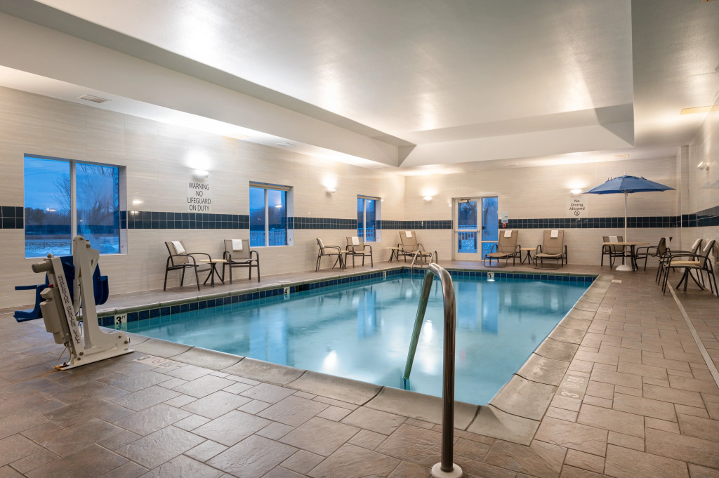 Holiday Inn Express and Suites Edwardsville by IHG