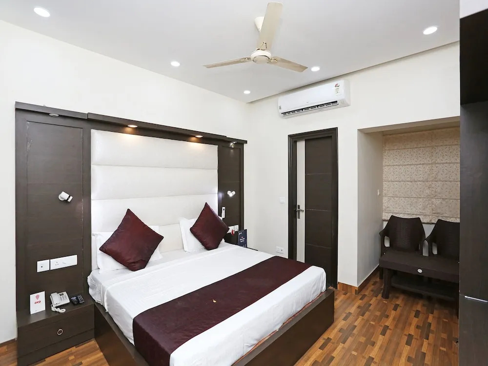 OYO 14389 Diplomat Suites