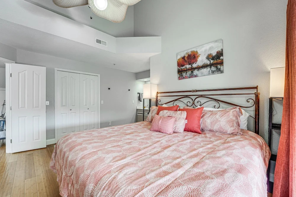 Marina Views & Cozy Sunroom: Condo in Branson!