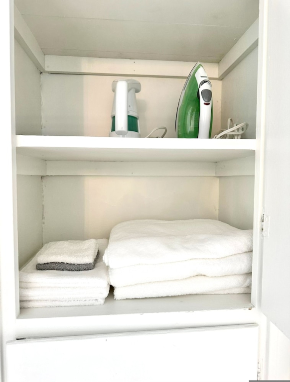Vintage Vibes Modern Comfort 2BR for 6 Guests