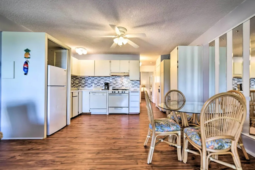 Hawaii Haven: Condo w/ Community Pool, Ocean Views