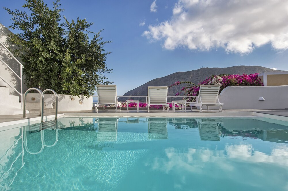 Pyrgos 3-Bed Villa Sleeps 8 with Pool and AirCon