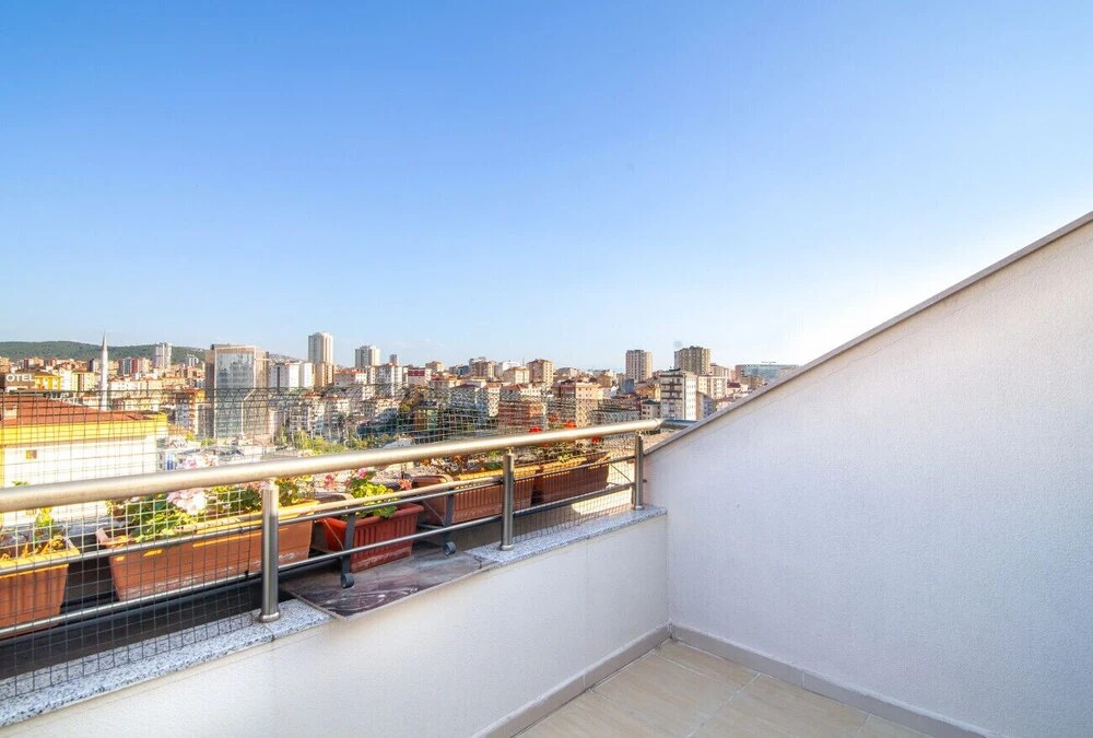 Central Flat in Atasehir With Terrace and Balcony