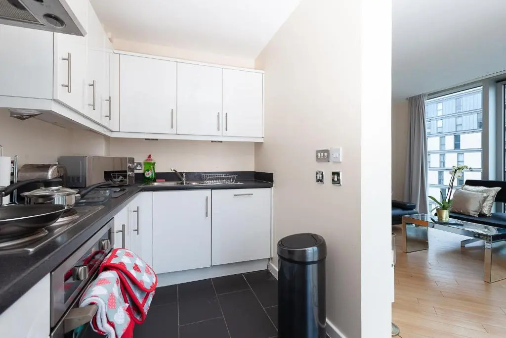 2 Bedroom 2 Bathroom Apartment in Central Milton Keynes with Free Parking and Smart TV - Contractors, Relocation, Business Travellers