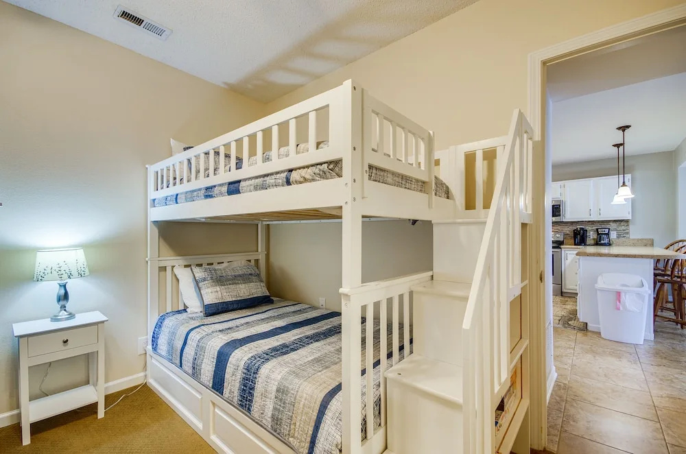 Lake of the Ozarks Condo w/ Community Pool
