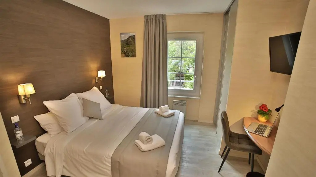 LOGIS HOTEL LHÔTEL DES BAINS - Salles-la-Source