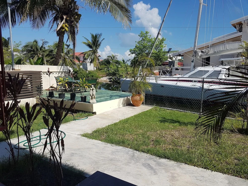 Modern 1 Bed Apartment in Belize City