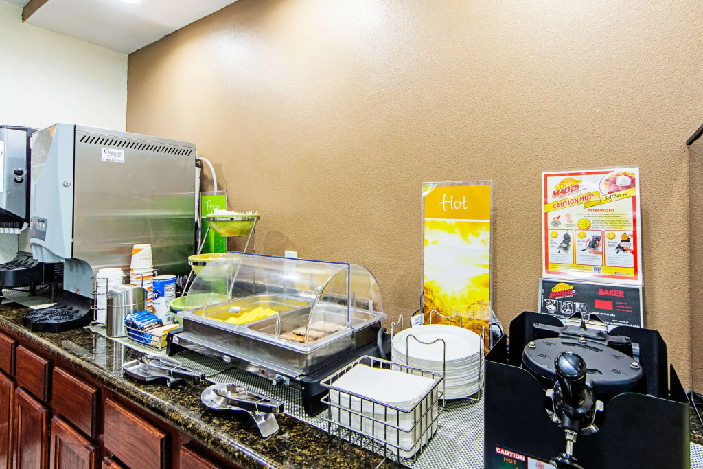 Econo Lodge Inn & Suites