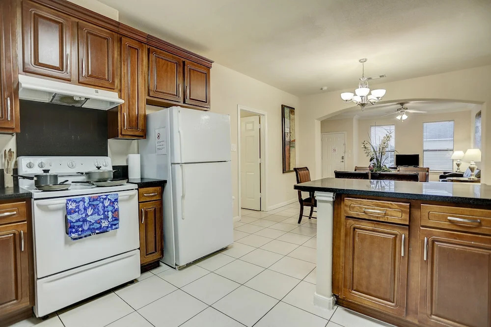 Villa Laverne 3 Bed Room Suite Furnished Condos