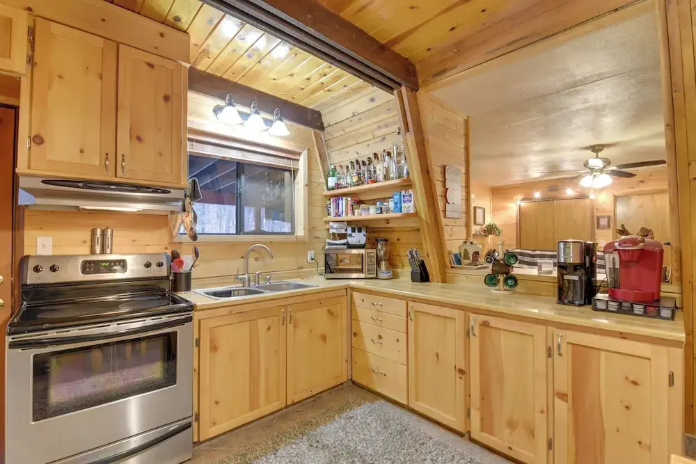 Near Hiking & Golfing: Munds Park Cabin w/ Deck!