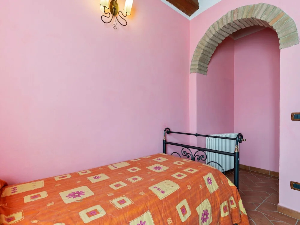 Secluded Holiday Home in Bibbiano With Courtyard