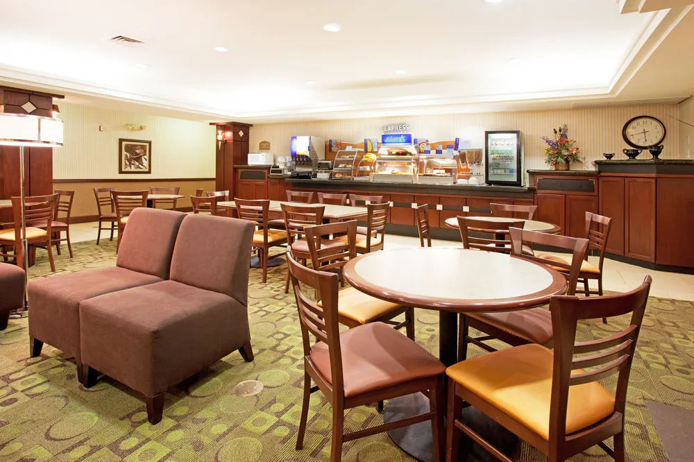 Holiday Inn Express & Suites Garden City