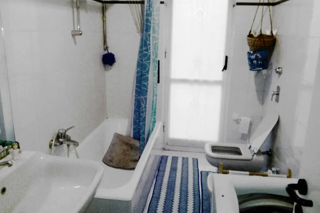 Room 200m subway, free park, 10min center, no fee