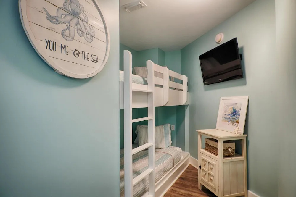Waterscape A317 - 2 Br condo by RedAwning
