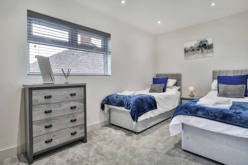 Renovated Whole House sleeps 4-5, WiFi, Parking near Sheffield Parkway