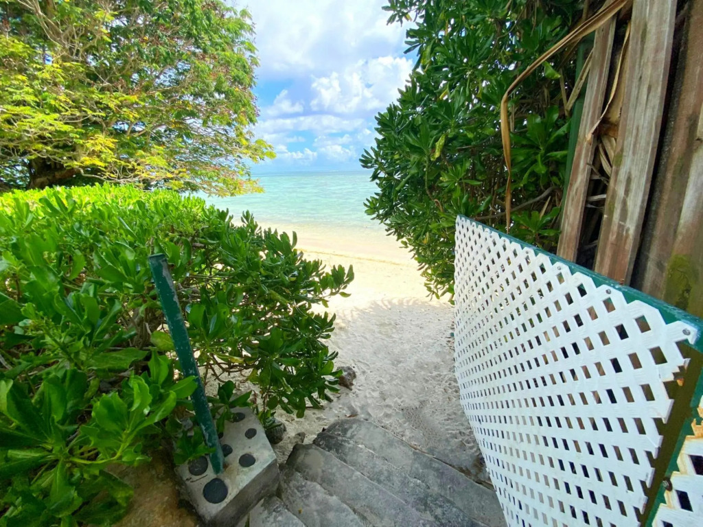 MOOREA - Fare Tiki Beach