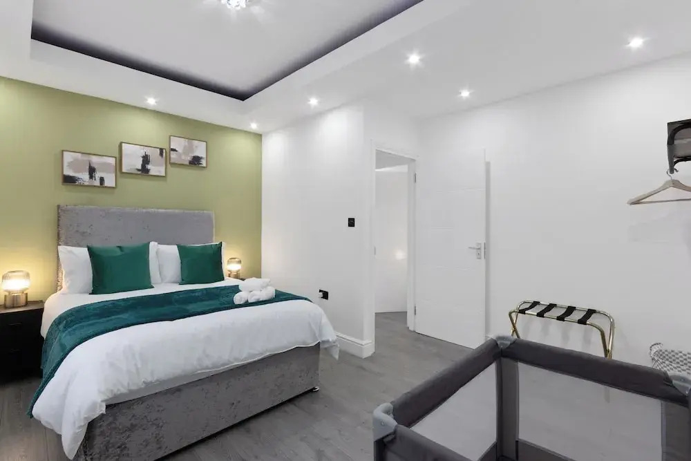 4 Bed - Sleeps 9 - Free Parking - 20 min Gatwick