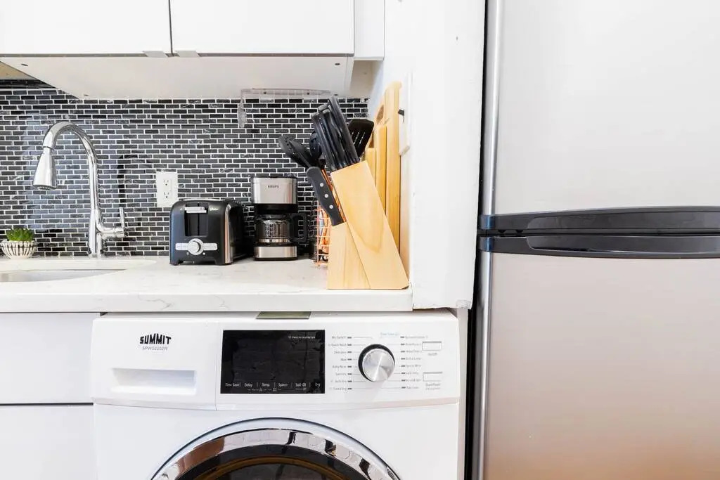26-4a New Studio Prime 20 s W D Shared Courtyard