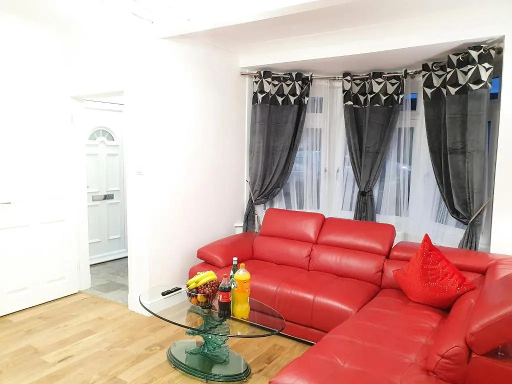Glasgow Comfortable and Modern 3 Bedroom Mid Terraced Villa