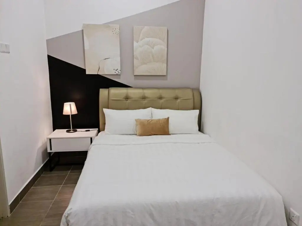 Zulanie Suite Troika Residence, SPACIOUS AND COZY WITH POOL, Free Wifi & Netflix in Golden Triangle of Kota Bharu