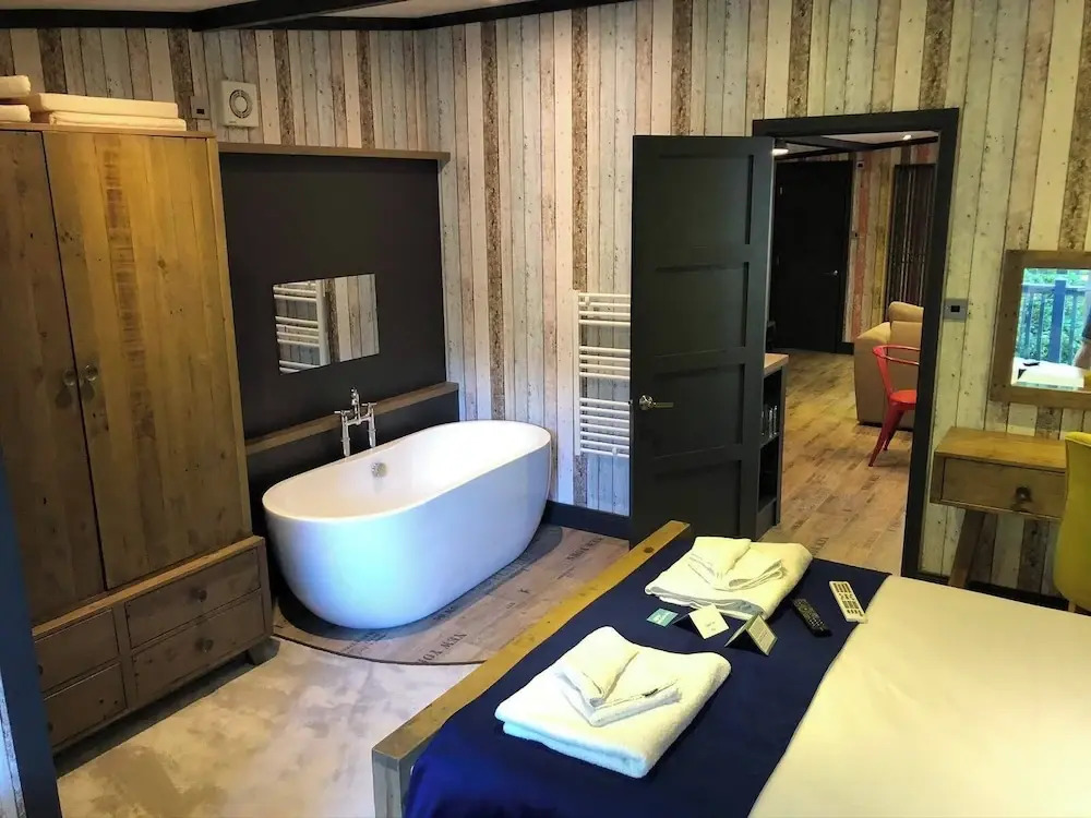 Pet Friendly Lodge - Sleeps 6
