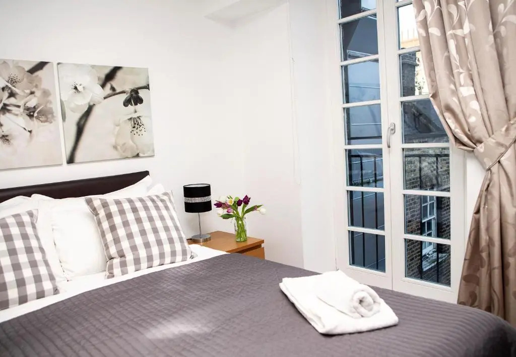 Apt 3, Trafalgar Sq (Duplex, 3rd & 4th flr)