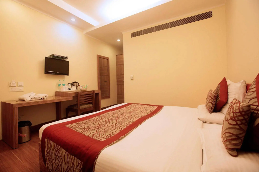 Hotel The Pearl Near BLK Hospital