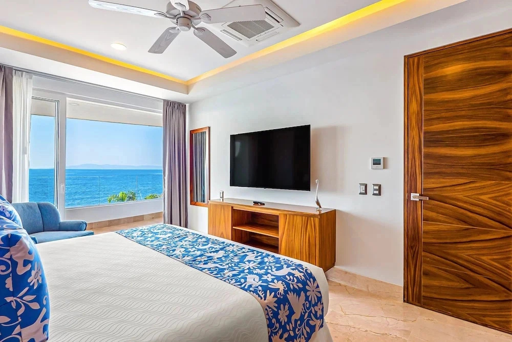 Luxe 2nd-floor Condo With Endless Ocean Views, Pool, spa & Balcony