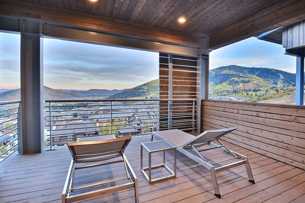 Huge & Newly Constructed 5br/5ba -private Hot Tub! 5 Bedroom Condo by RedAwning