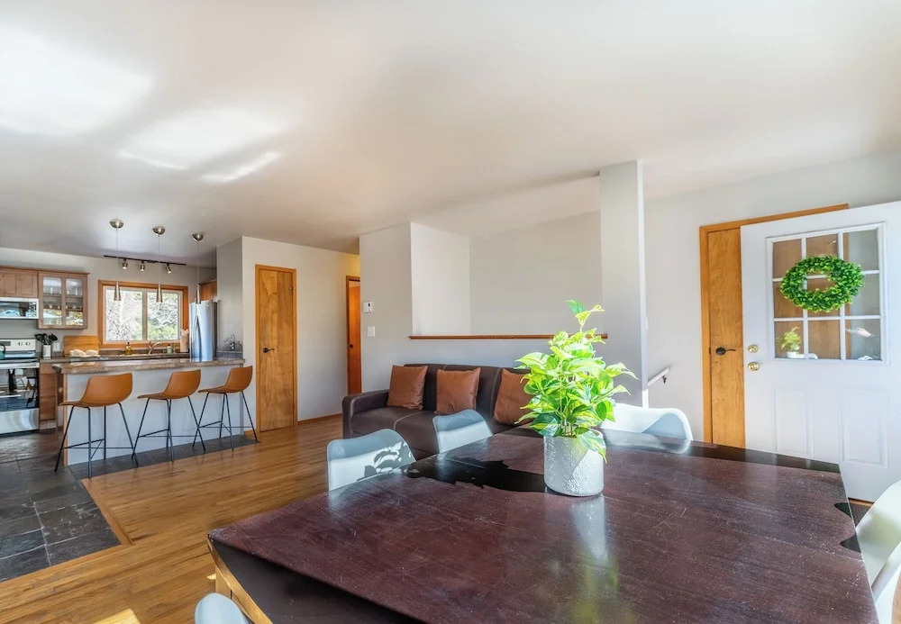 345 Rainbow Ct